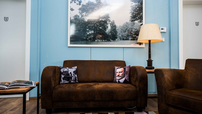 Pohodln&aacute; pohovka a křeslo, &copy; Nik Pichler