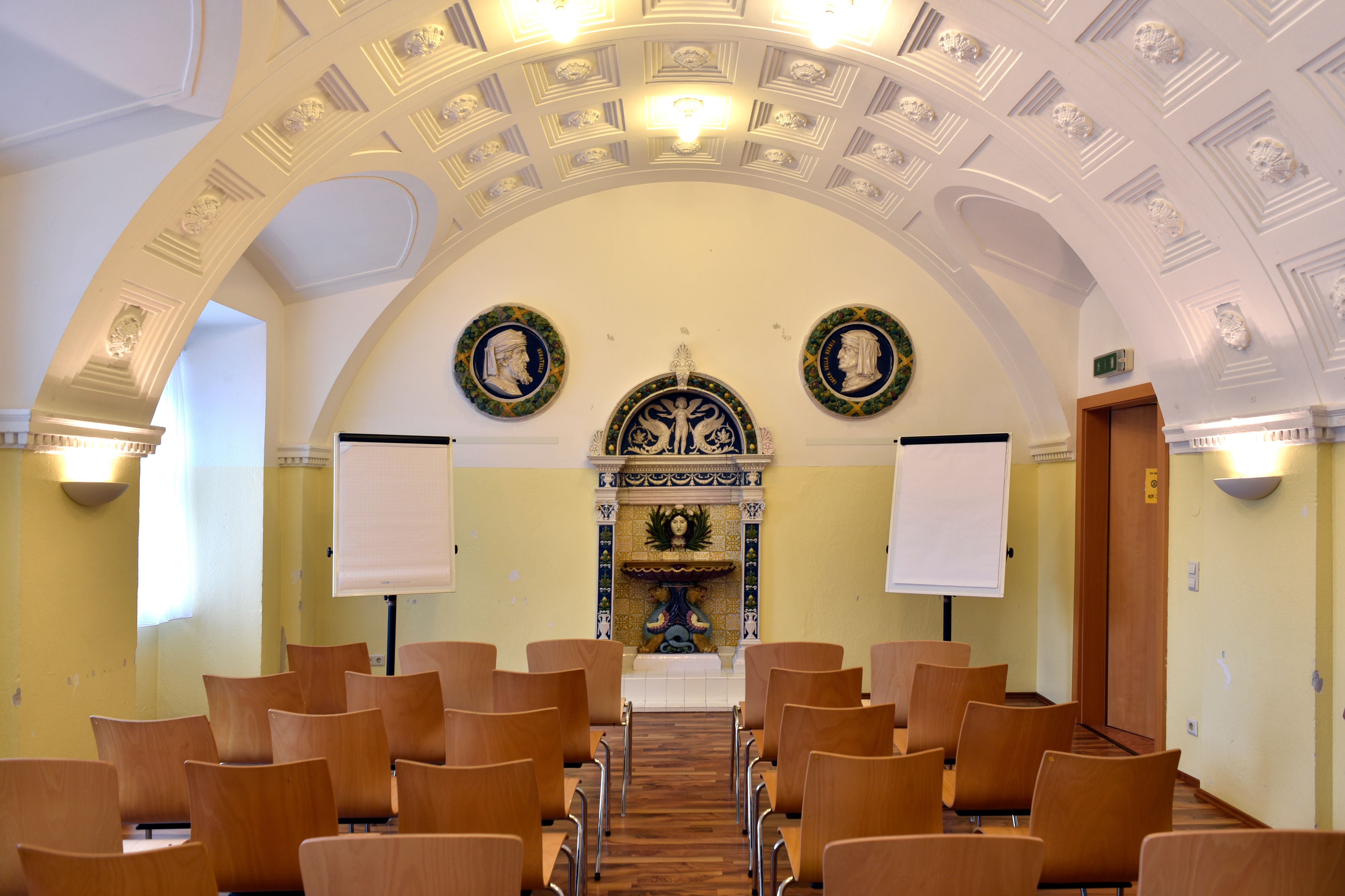 Seminární místnost s klenutým stropem a posezením v kině 