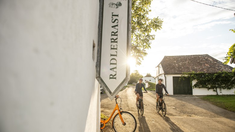 Pro žíznivé cyklisty ve sklepní uličce Maulavern., © Robert Herbst