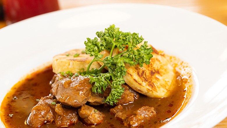 Eis-Greissler Kulinarik-Stadl Beef goulash, &copy; Blochberger Eisproduktion GmbH