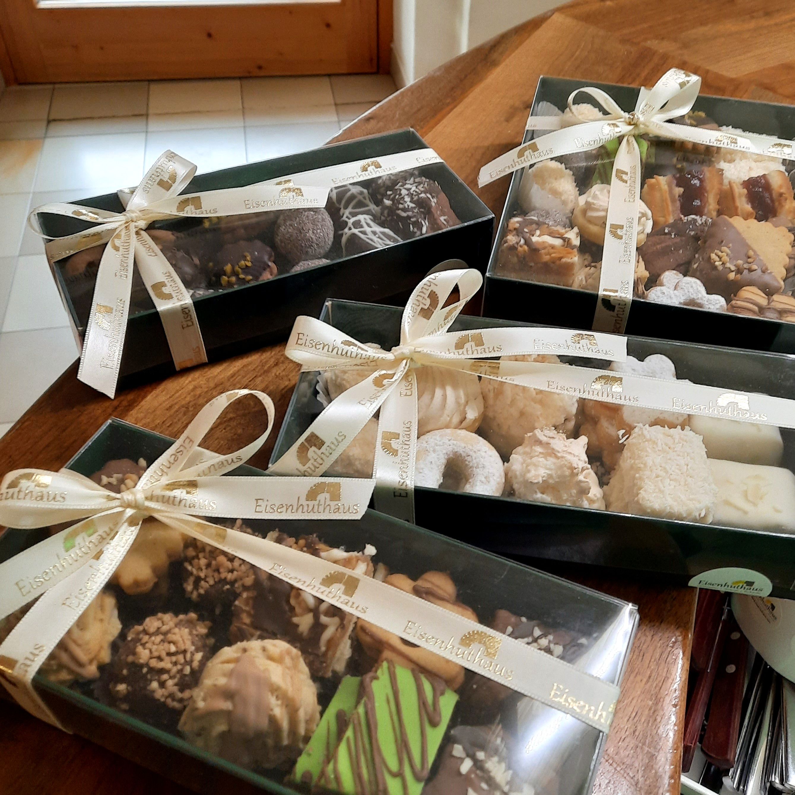 Dárkové krabice s vánočním cukrovím na stole.