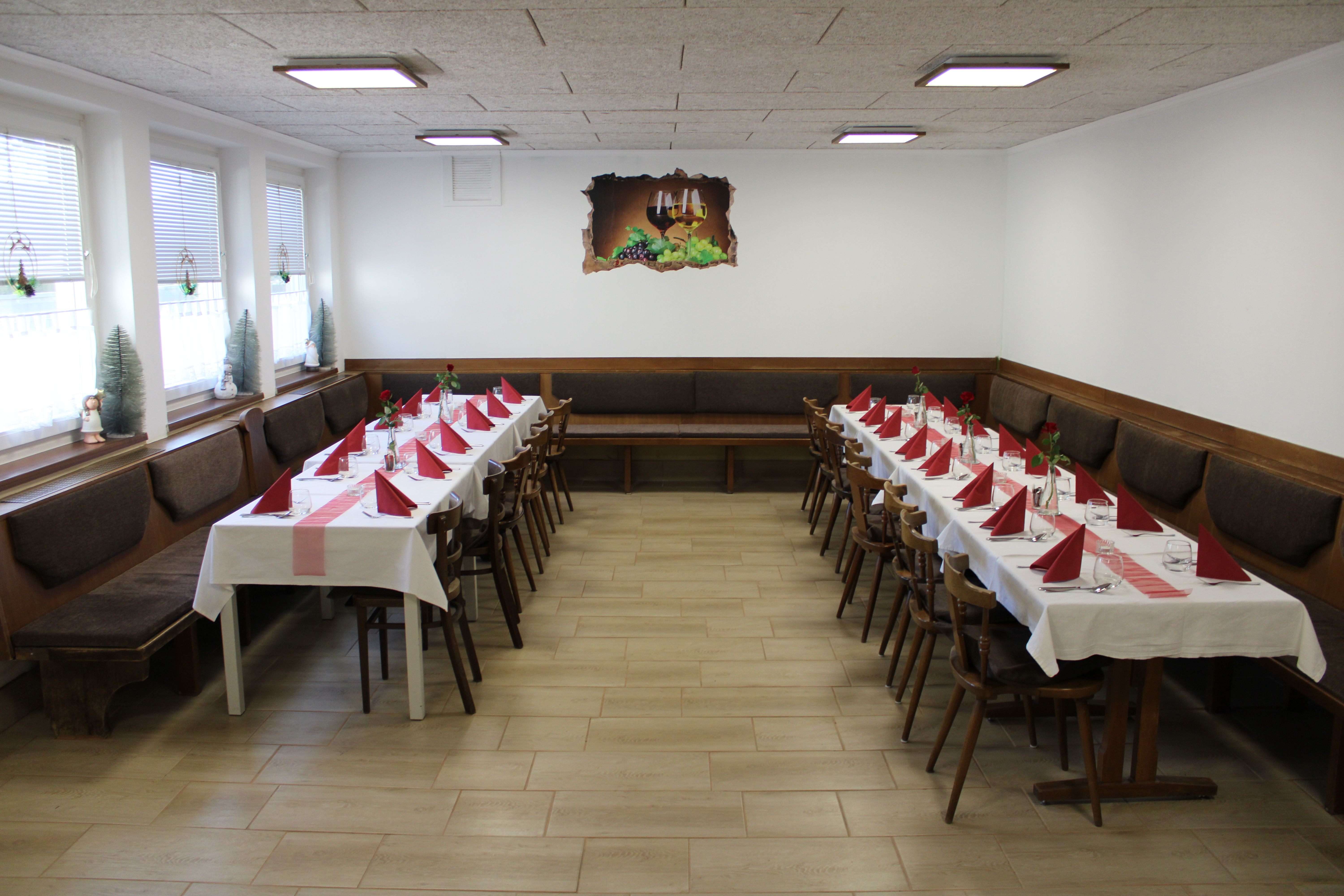Stixer Hof, Stixneusiedl, velký sál se stoly a lavicemi