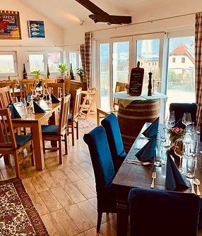 Jídelna s dřevěnými stoly a dřevěnými křesly