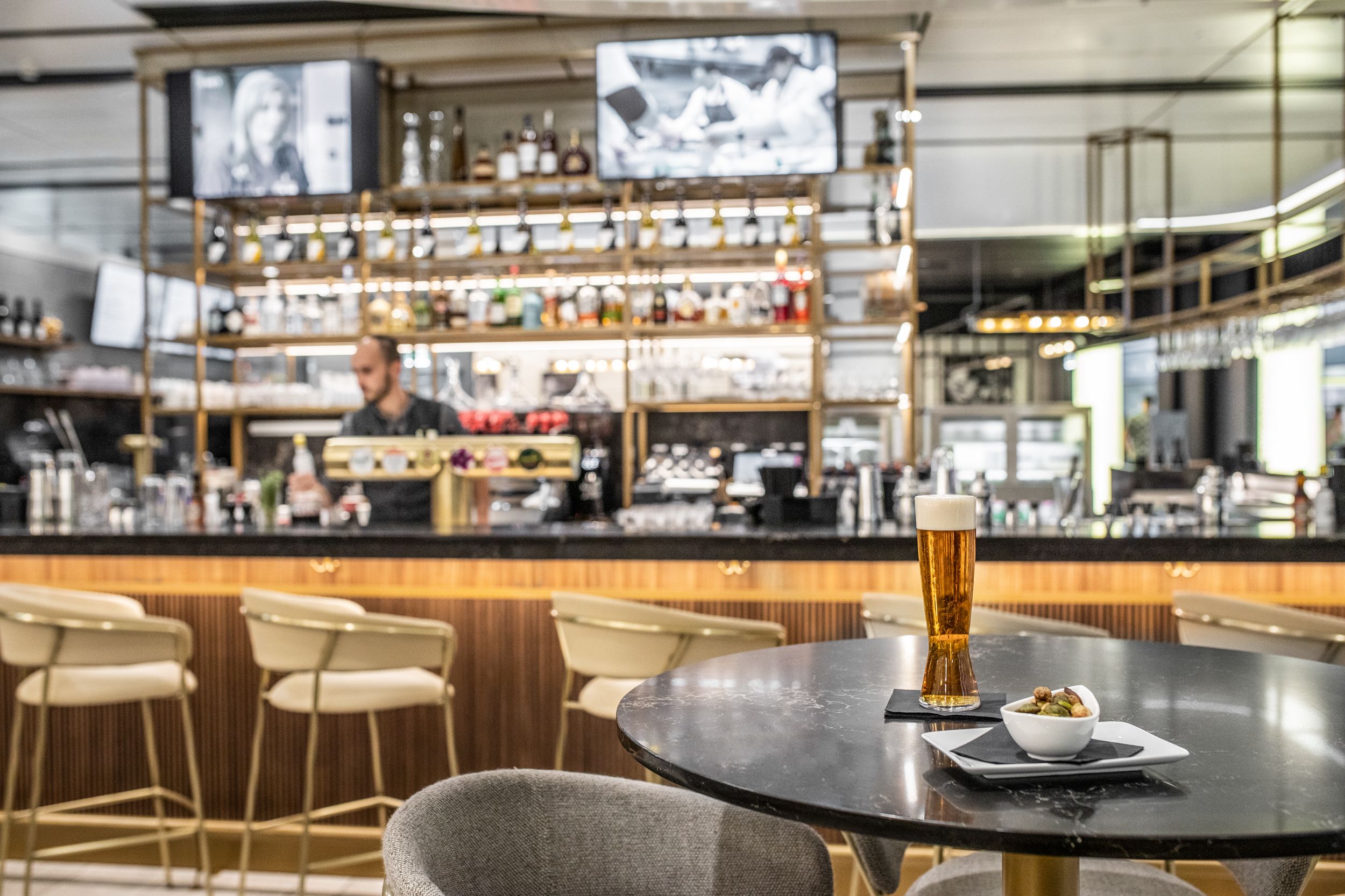 Wolfgang Puck Kitchen, bar s číšníkem