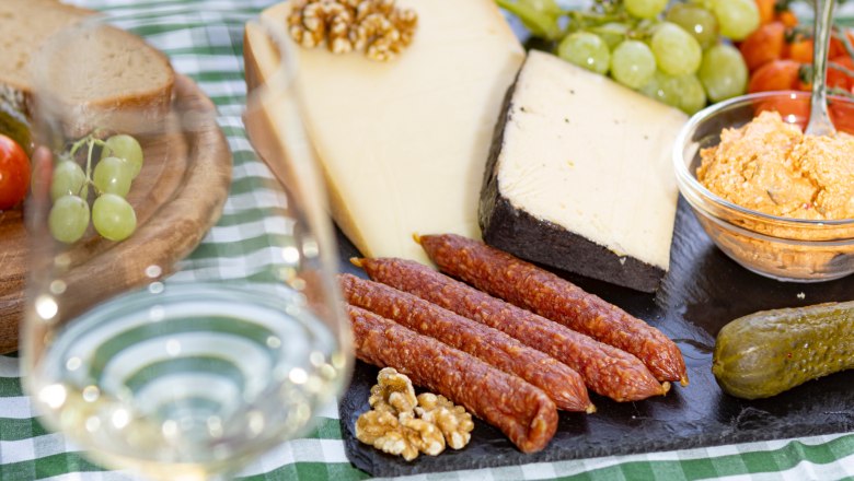 Heurigen snack, © Weinviertel Tourismus GmbH / Schwarz-König