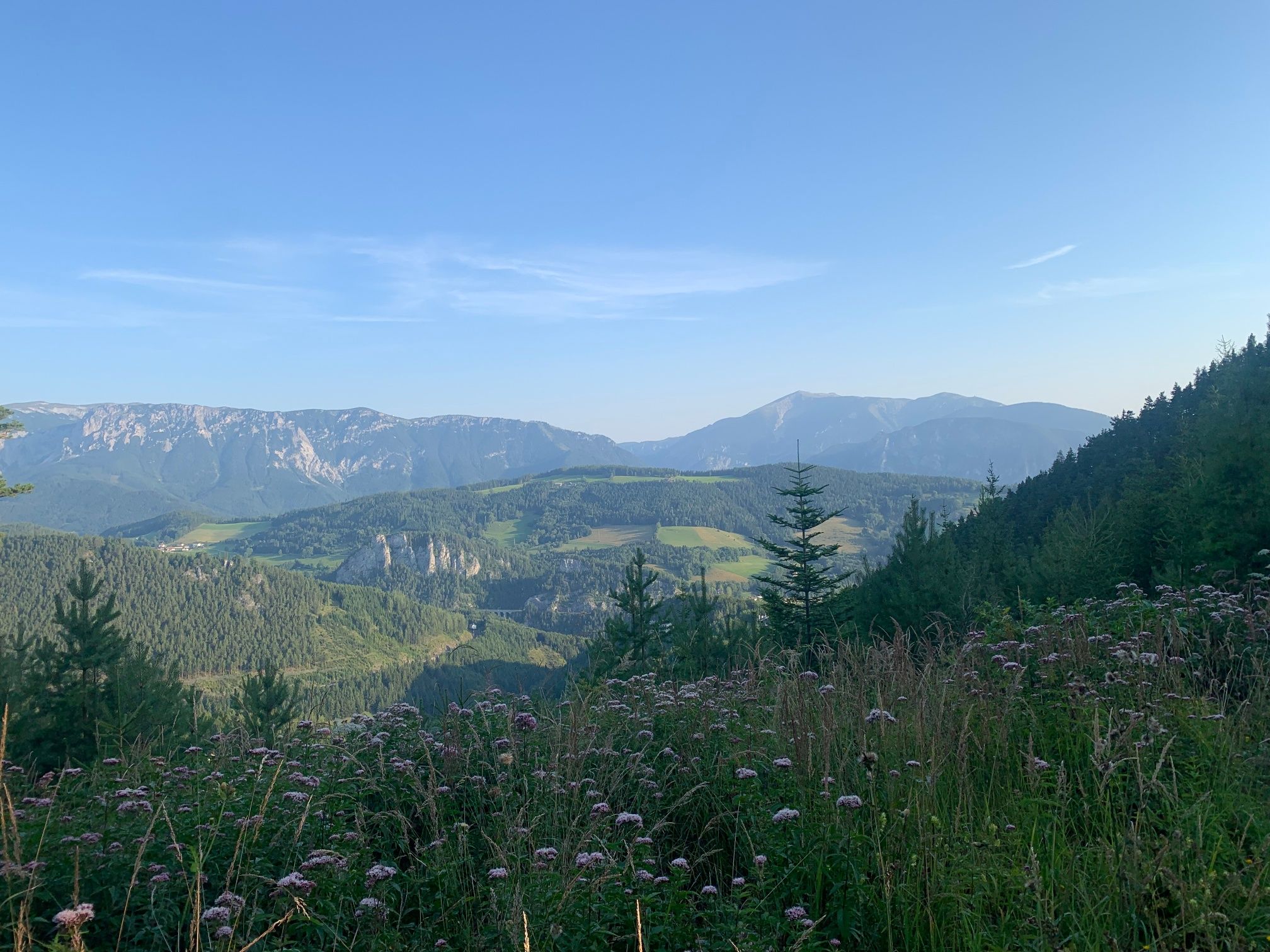 Pohled na Rax a Schnneeberg během túry
