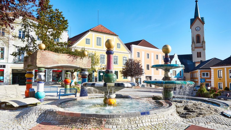Hlavní náměstí ve Zwettlu s Hundertwasserovou kašnou, © Stadtgemeinde Zwettl, Monika Prinz