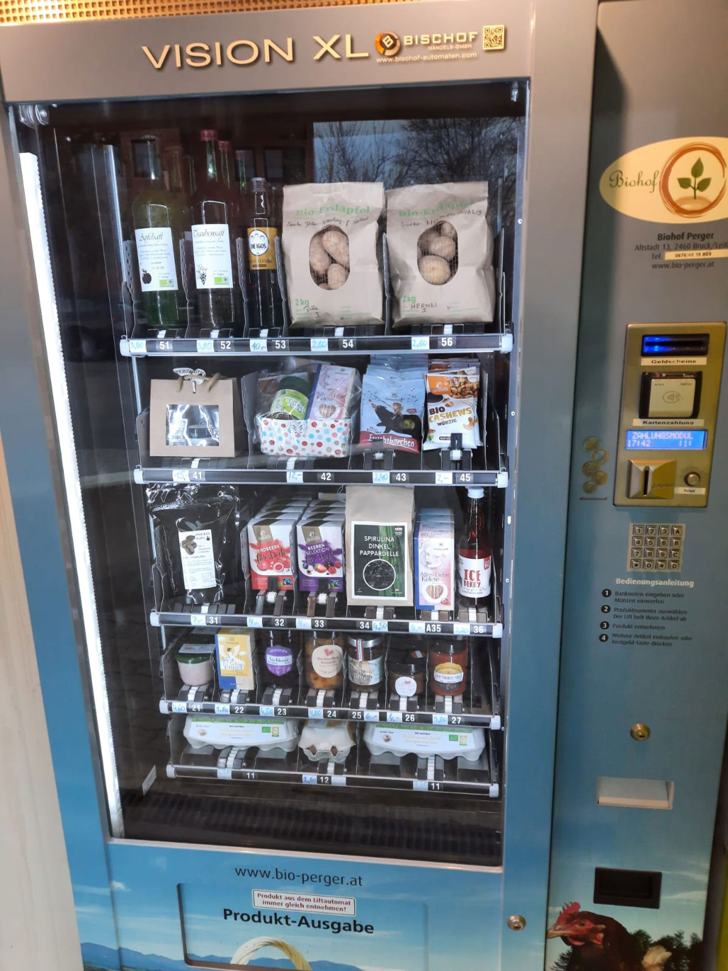 Automat s bioprodukty, jako jsou vejce, brambory a nápoje z ekologické farmy Perger.