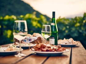 regionale Köstlichkeiten im Glas und auf dem Teller, © Wachau-Nibelungengau-Kremstal