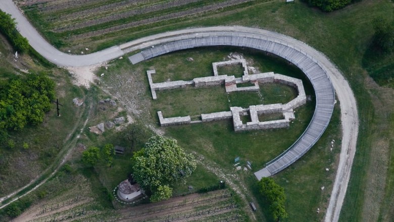 Heiliger Stein Ausgrabung mit Aussichtssteg, © Wolfgang Gerzer