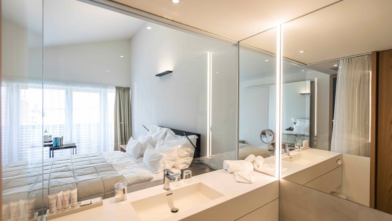 Badezimmer Blick ins Zimmer 2 mb, © Mörwald