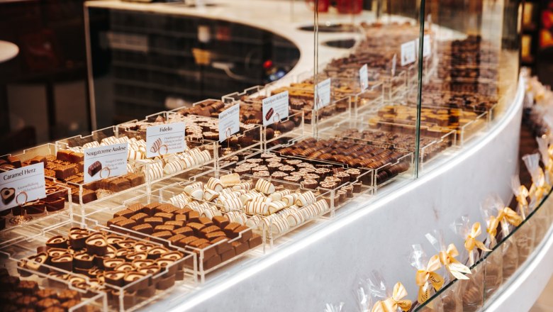 Large selection of chocolates at the fresh food counter, © Philipp Lipiarski