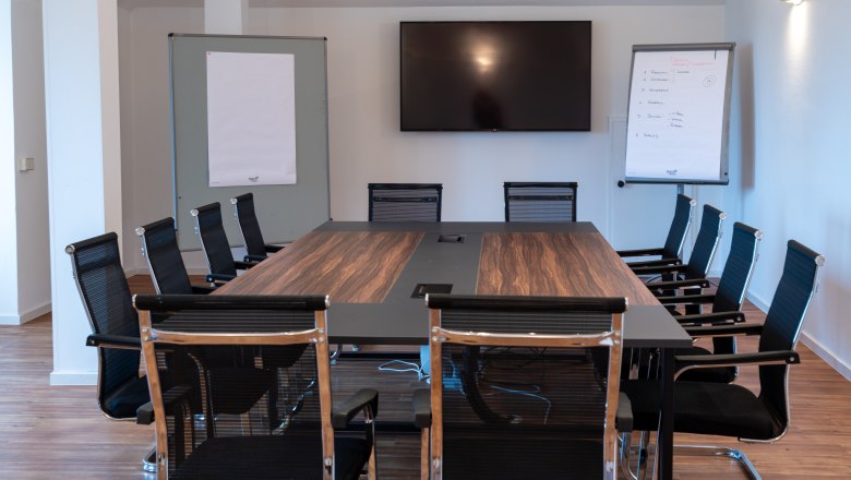 Semin&aacute;rn&iacute; m&iacute;stnost se stolem, židlemi a pl&aacute;tnem