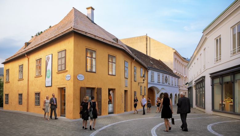 Beethovenův dům v Badenu s kolemjdoucími na ulici.