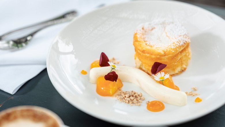 Curd cheese strudel souffl&eacute; for dessert, &copy; Nieder&ouml;sterreich Werbung/Michael Reidinger