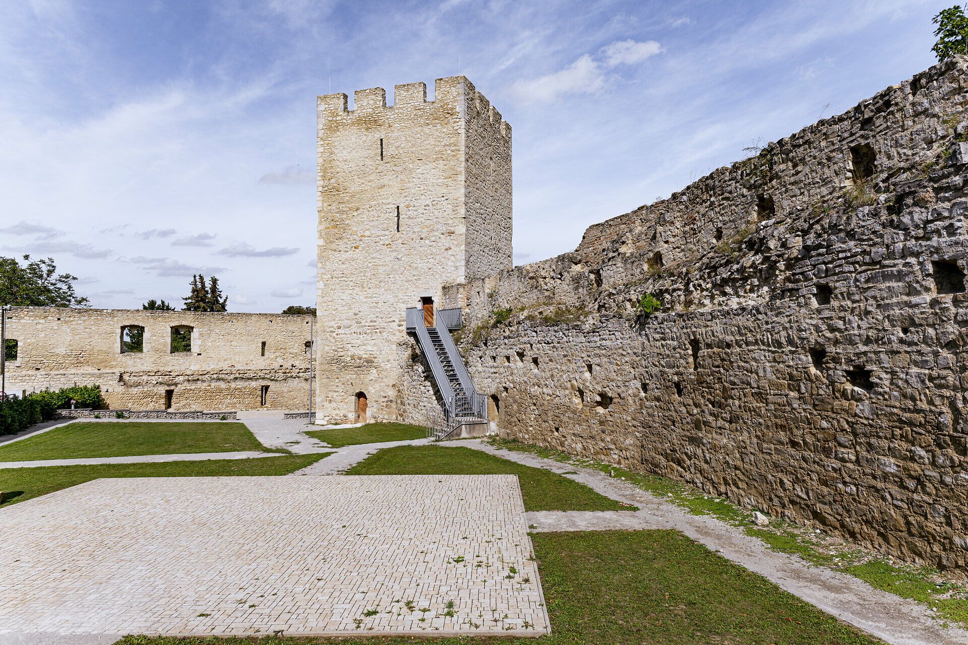 Halterturm a městské hradby v Hainburgu an der Donau.