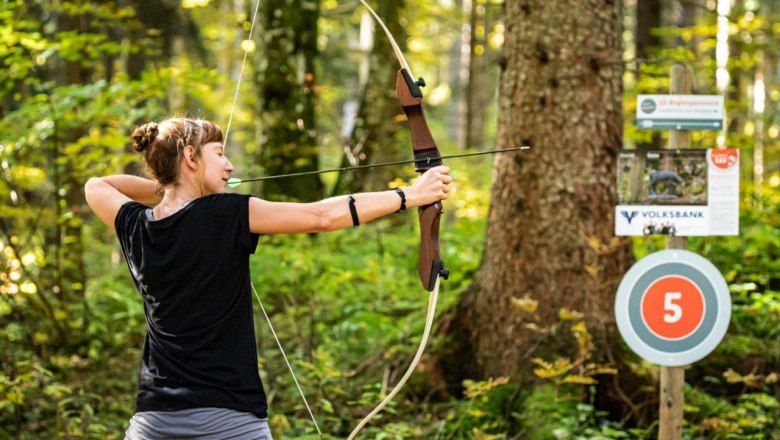 Beginners can also try their hand at archery after a short training session, © Ludwig Fahrnberger