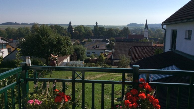 View of the castle and church, © Karin Ruthner