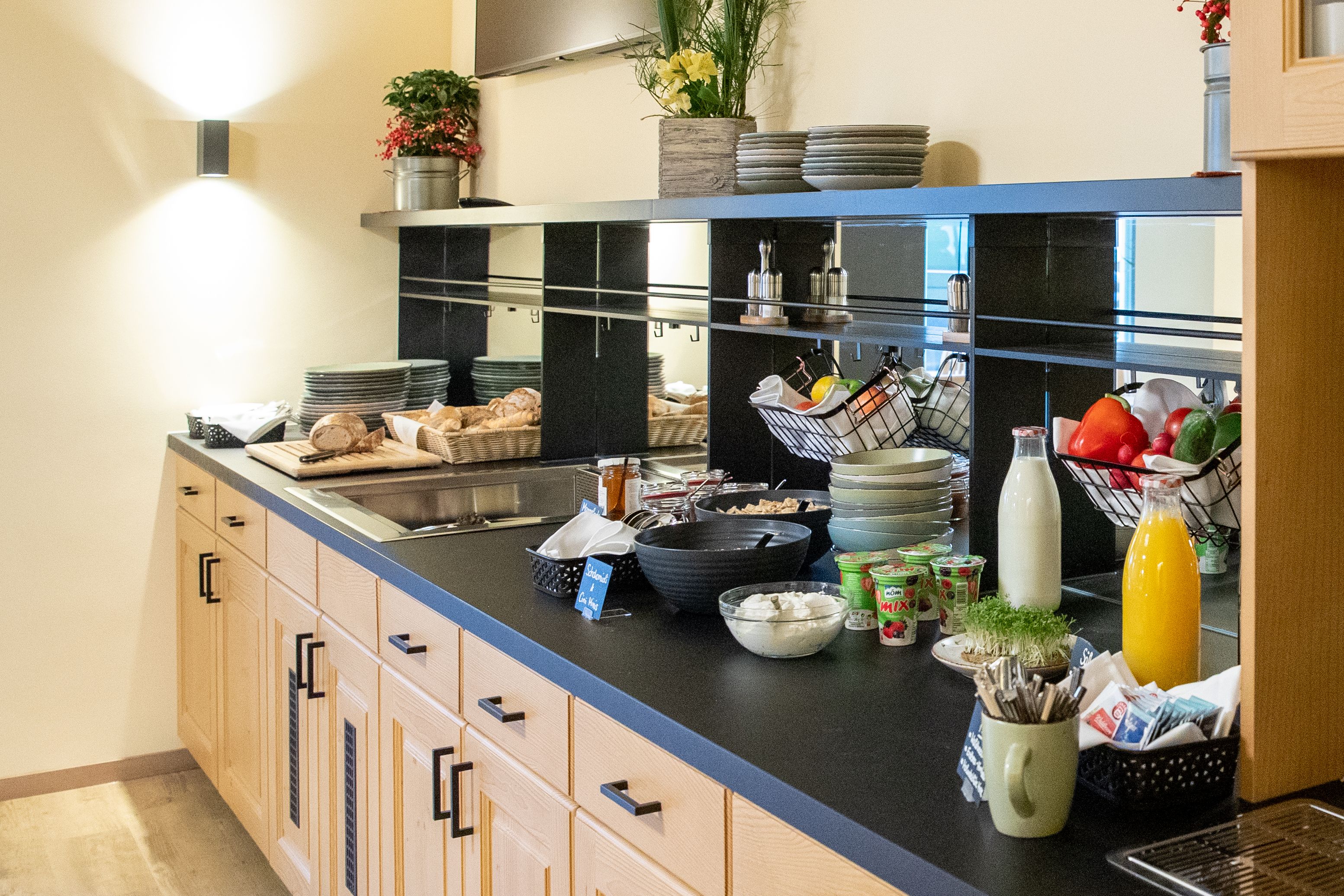 Snídaně formou bufetu s chlebem, jogurtem, džusem a zeleninou.