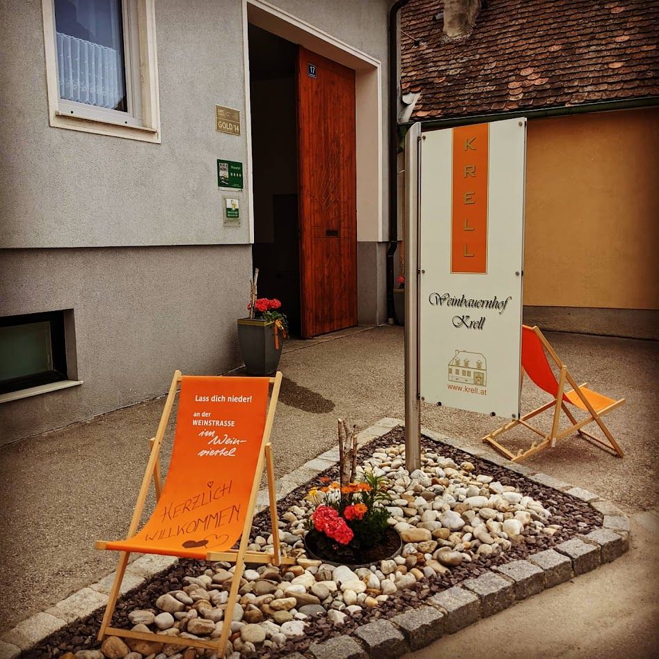 Vstup do vinařství Krell s lehátky a květinami.