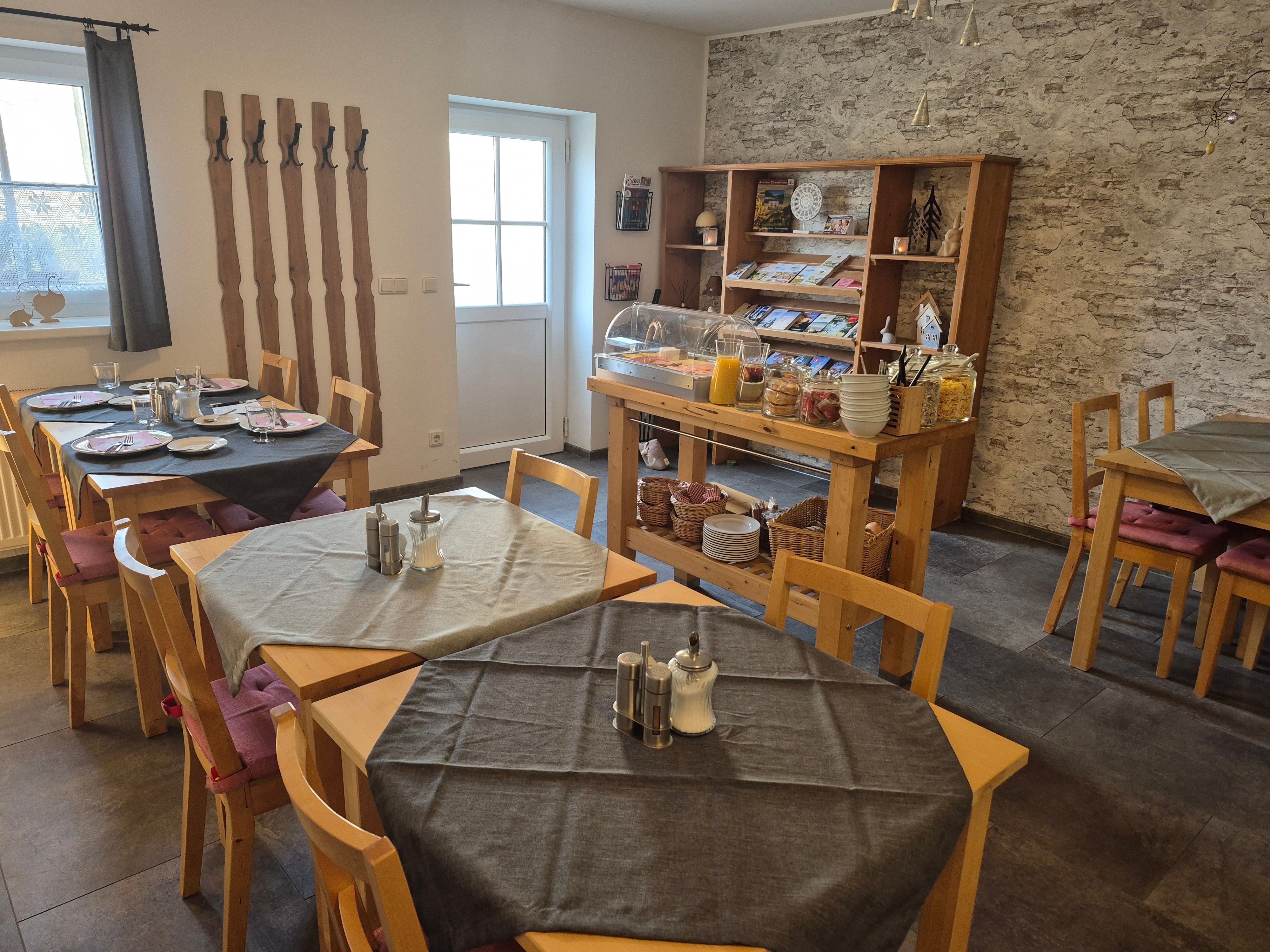 Stoly v jídelně Gästezimmer Messermayer