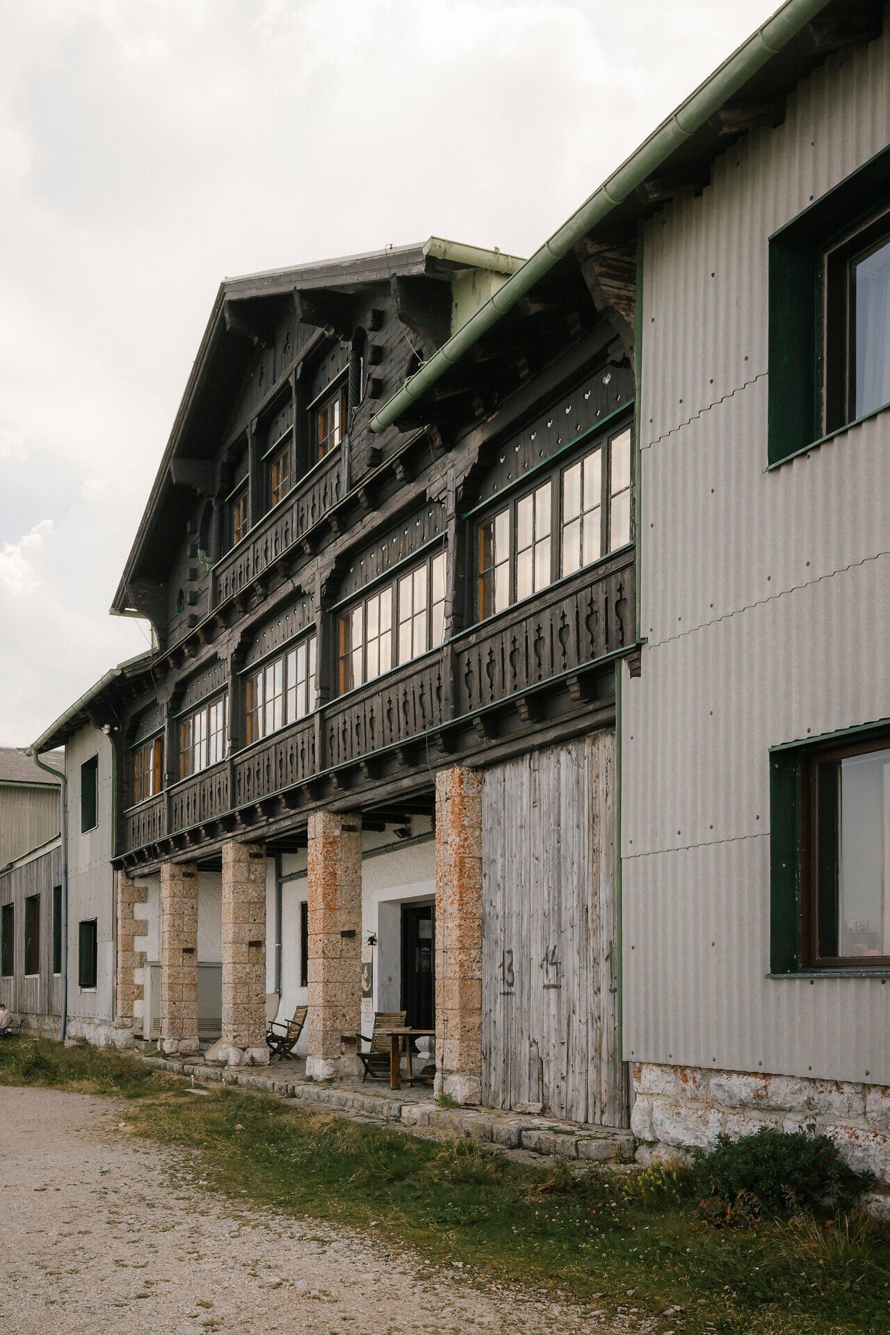 Historická fasáda s dřevěným balkonem horské chaty Hochschneeberg
