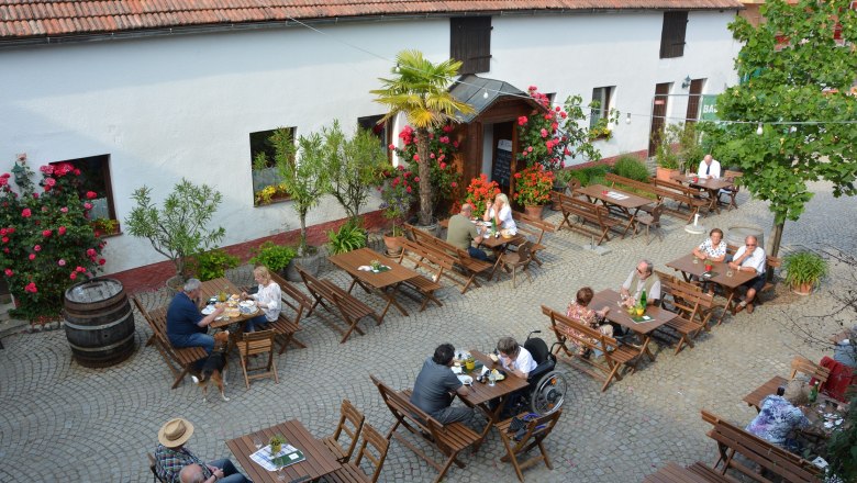 Wine tavern in the courtyard, © Sophie Kienberger