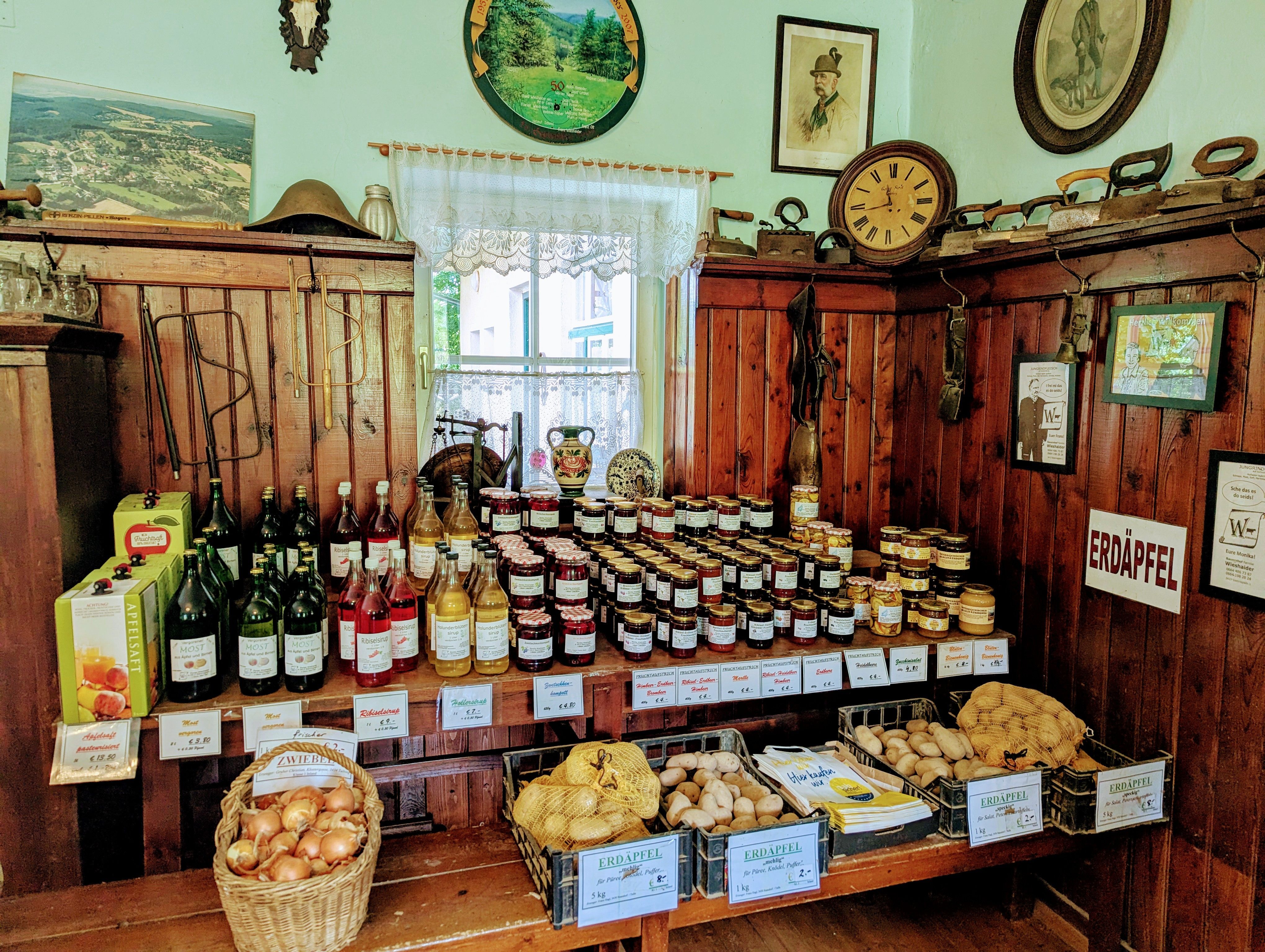 Prodejní místnost s regionálními produkty, jako jsou džemy, šťávy a brambory.