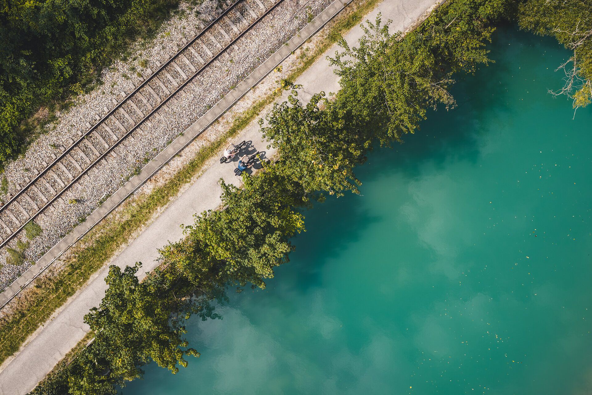 Dva cyklisté na Cyklostezce Erlauftalradweg mezi Erlaufem a železniční tratí
