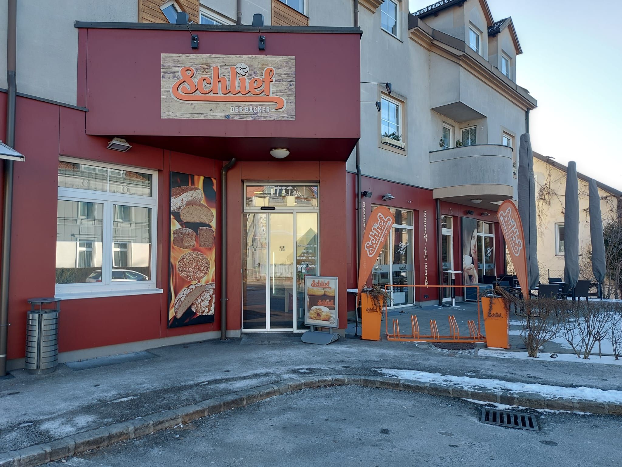 Vnější pohled na pekárnu Schlief s cedulí s logem