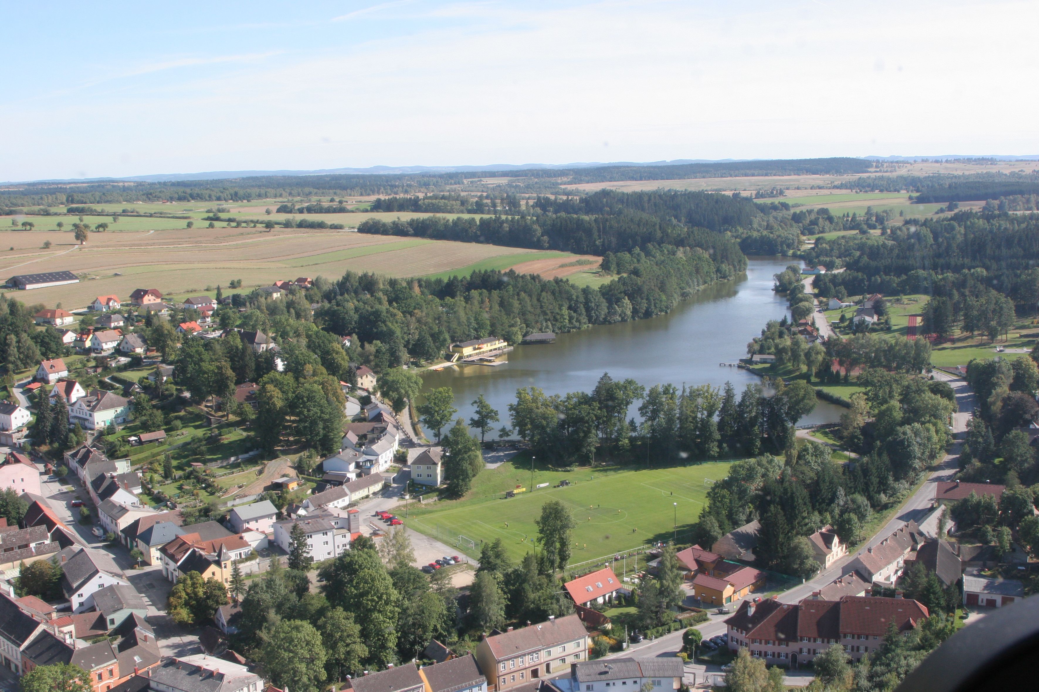 Letecký pohled na Allentsteig s jezerem a okolní krajinou.