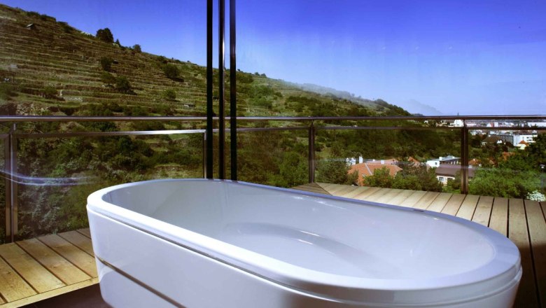 Vineyard suite - panoramic bathroom, © Steigenberger Hotel and Spa