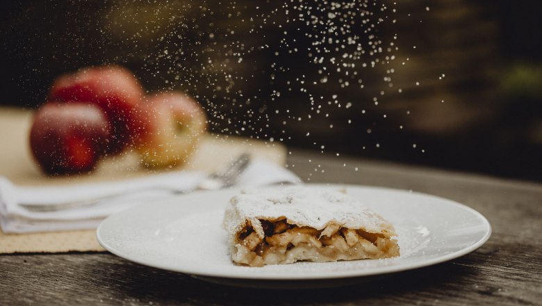Homemade apple strudel, &copy; Nieder&ouml;sterreich Werbung/Sophie Menegaldo