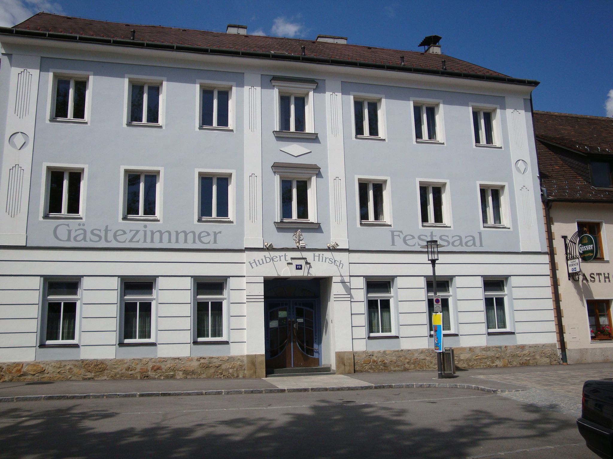 Fasáda hostince s nápisy "Gästezimmer" a "Festsaal".