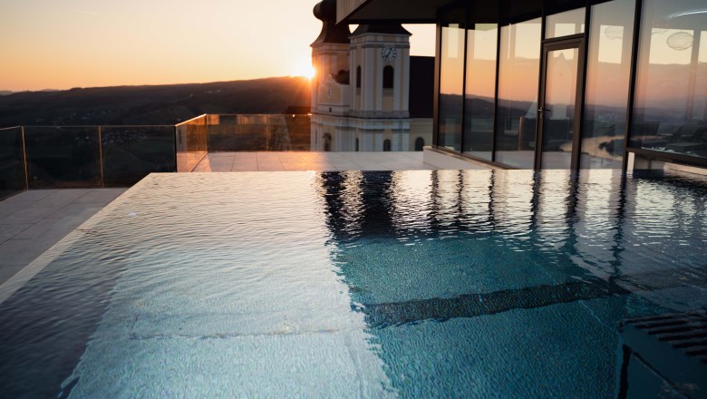 Infinity pool evening atmosphere Hotel Schachner, © Hotel Schachner_MIKU Media
