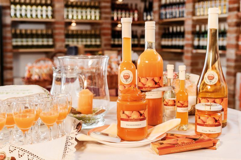 Různé meruňkové produkty na stole v obchodě na farmě