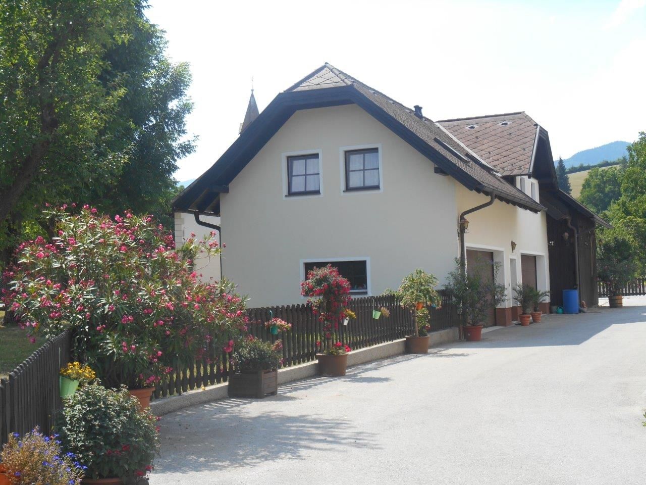 Rekreační byt na farmě s květinami a stromy.