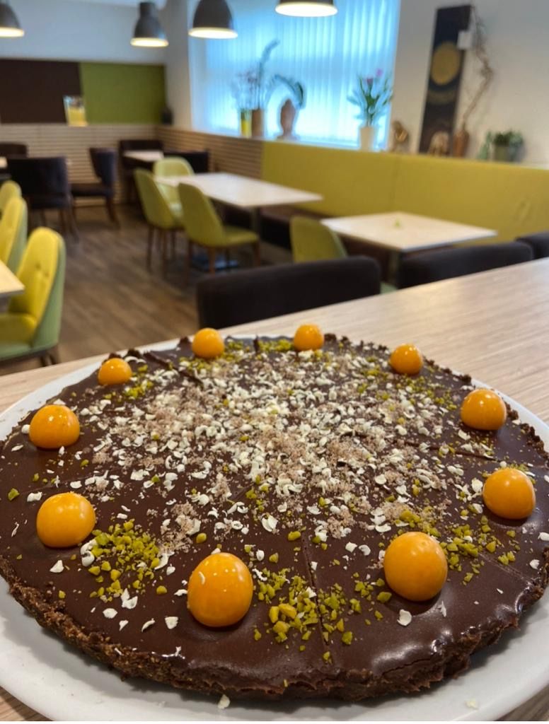 Čokoládový dort s physalis v kavárně.
