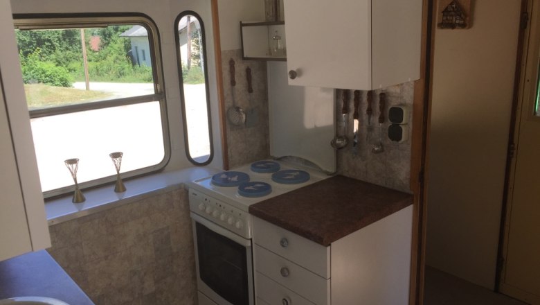 Small cooking facilities with electric stove in the kitchen of the 100-year-old luggage van, &copy; M. Schorn