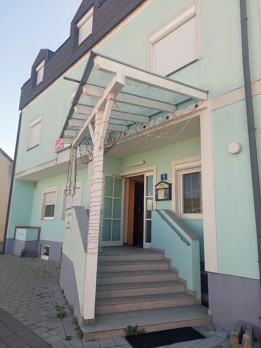 Vchod se schodištěm Gasthof Schmied-Smolka 