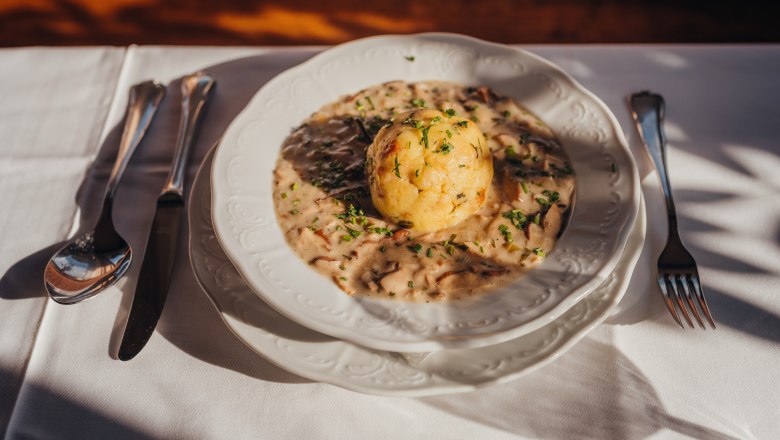Mushroom sauce with semolina dumplings, © Niederösterreich Werbung/Daniela Führer