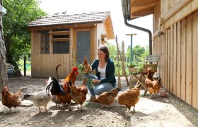 Herzensladen Petronell-Carnuntum, Madlen Lesch with chickens, © Katharina Schiffl