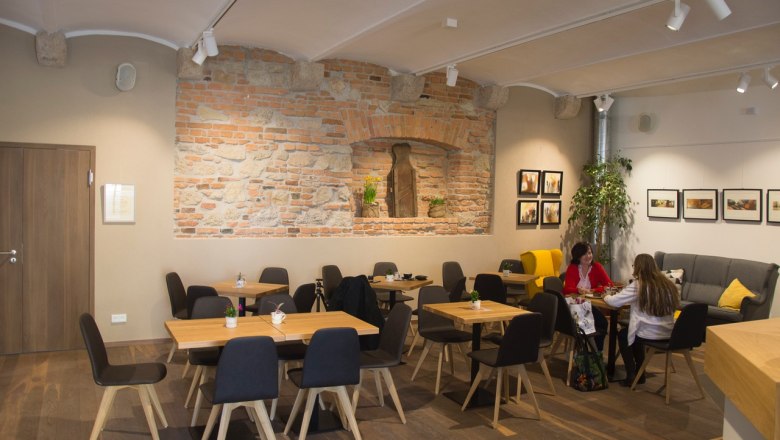 Gossip cafe, &copy; Manfred Scheibstock