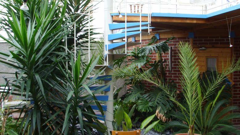 Vnitřn&iacute; dvůr s rostlinami a točit&yacute;m schodi&scaron;těm.