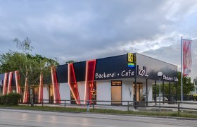 Specializovaný obchod s kavárnou ve Wiener Neustadt, © Koll GmbH