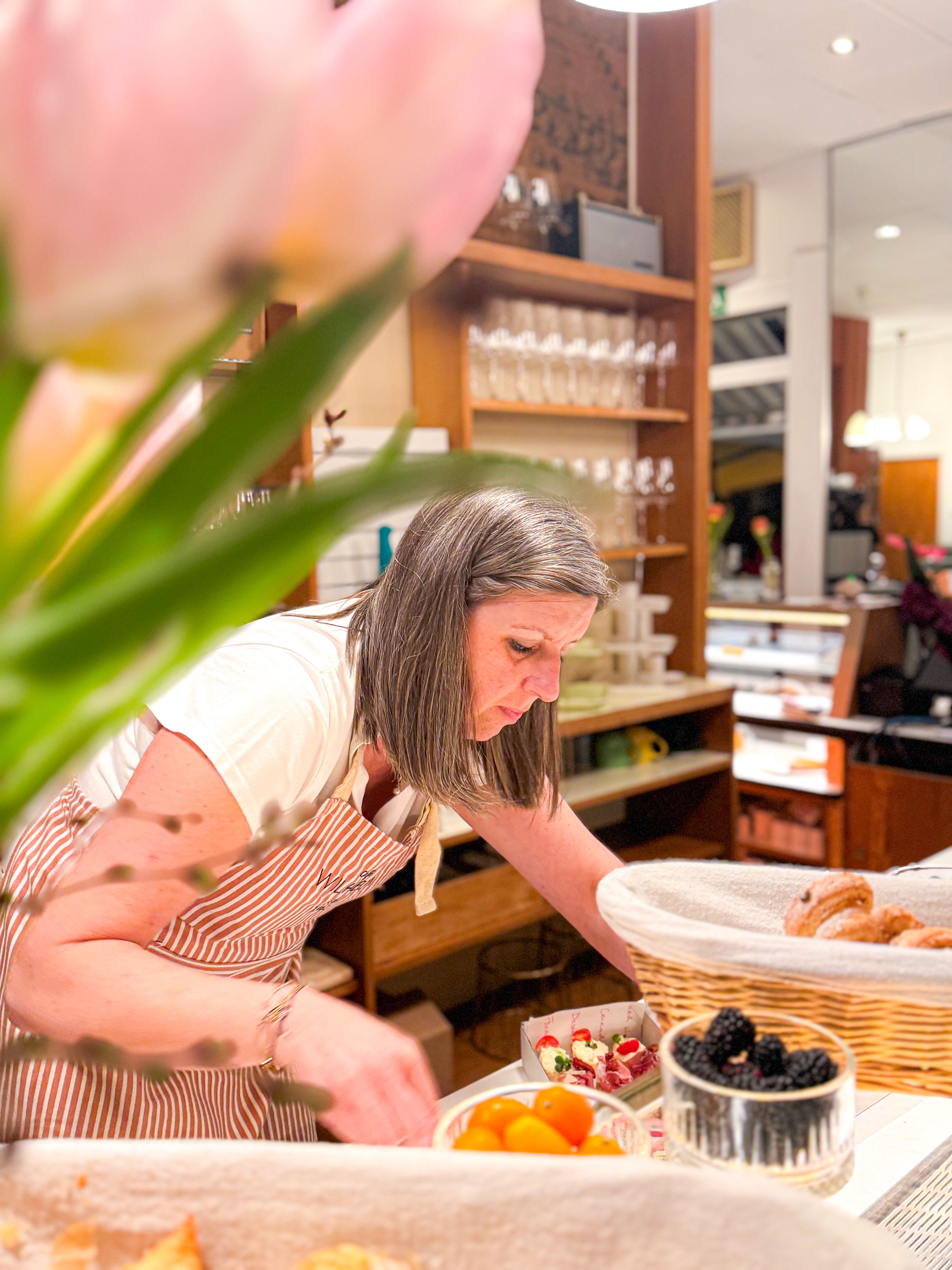 Žena připravuje sendviče