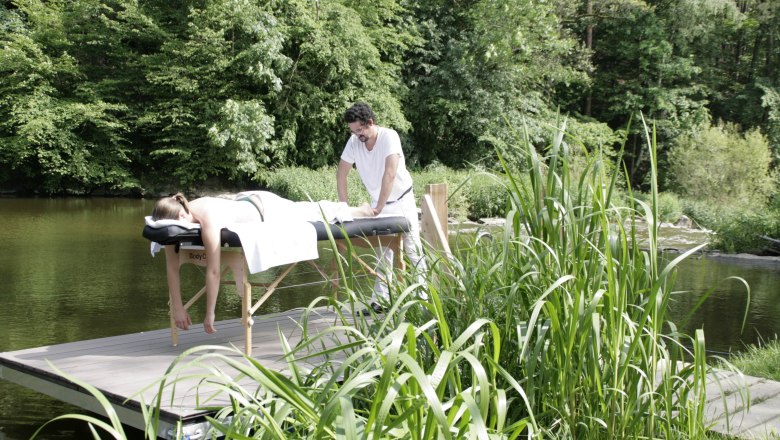 Massage on the bathing jetty on the Thaya, © Hotel-Restaurant Liebnitzmühle