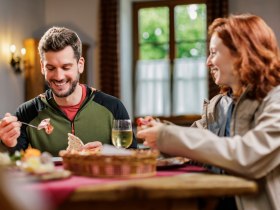 Beim Heurigen in Katzelsdorf, &copy; Zwei Wanderer auf einer Holzbr&uuml;cke im Wald