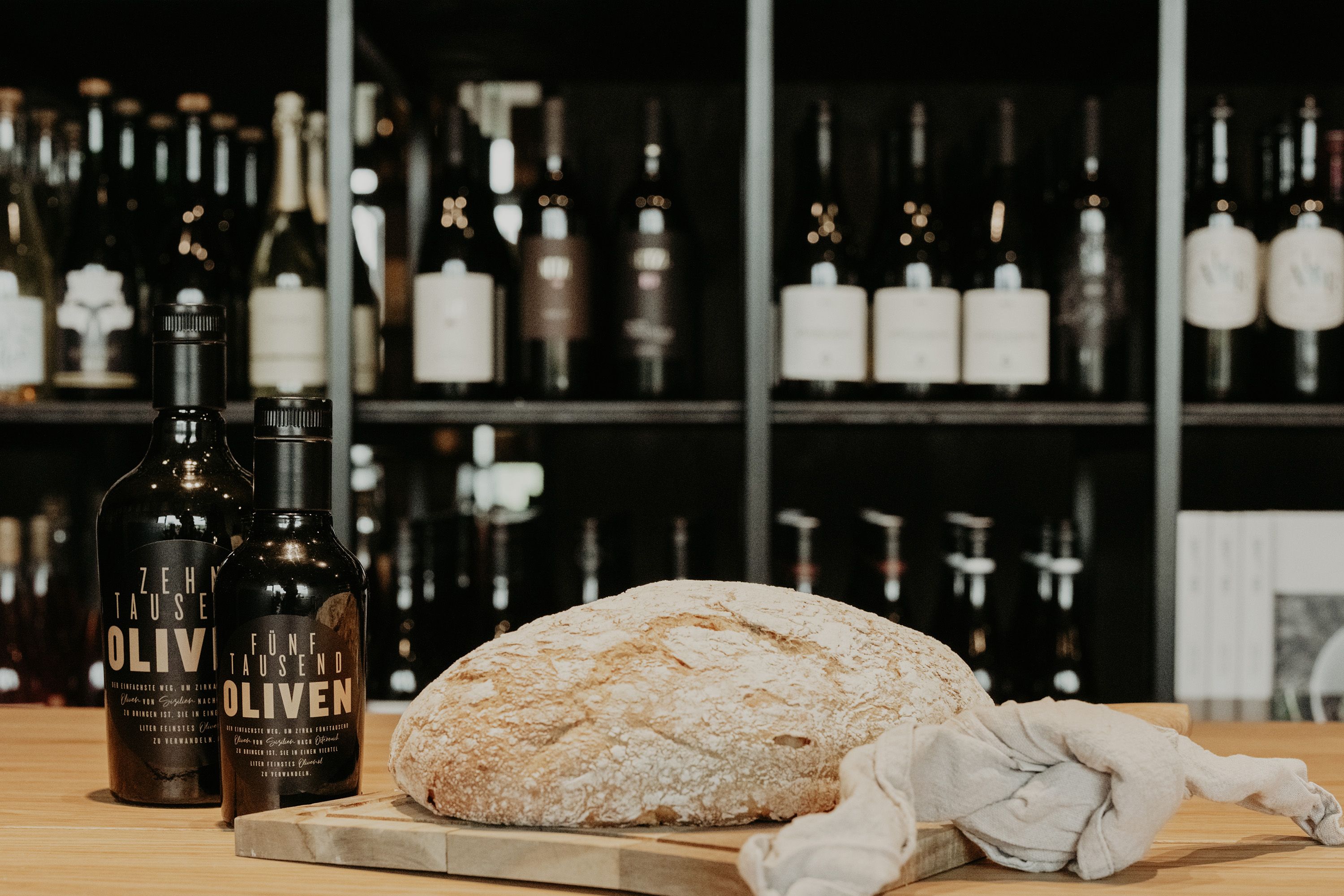 Bochník chleba a olivový olej