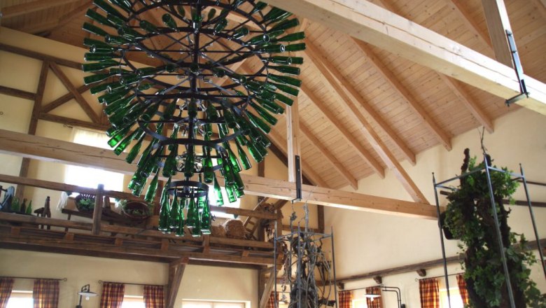 Funny chandelier in the Severinhof wine tavern, © Familie Schwaighofer